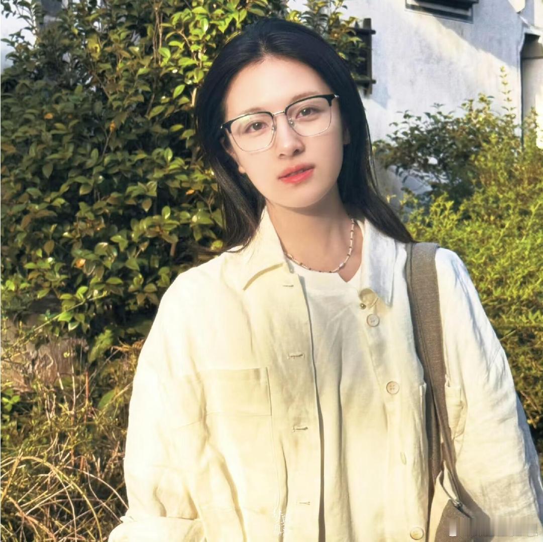 李兰迪的秋日冰奶茶滤镜发现没？李兰迪的秋日造型自带磨皮效果，皮肤嫩得像奶茶里的布