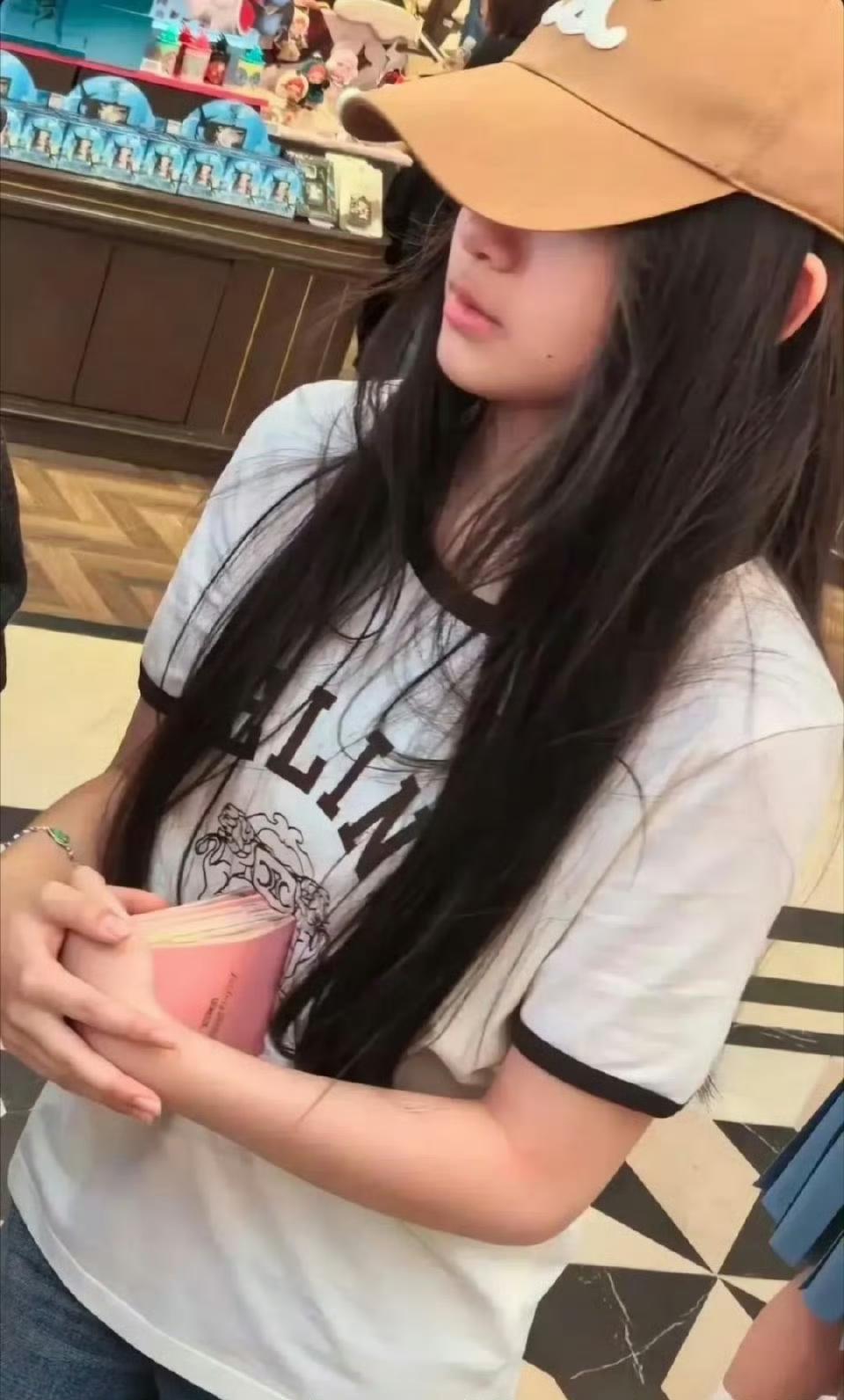 2月28日，11岁的汪希玥和爸爸汪小菲一起现身某母婴店，为刚出生的小弟弟买礼物，