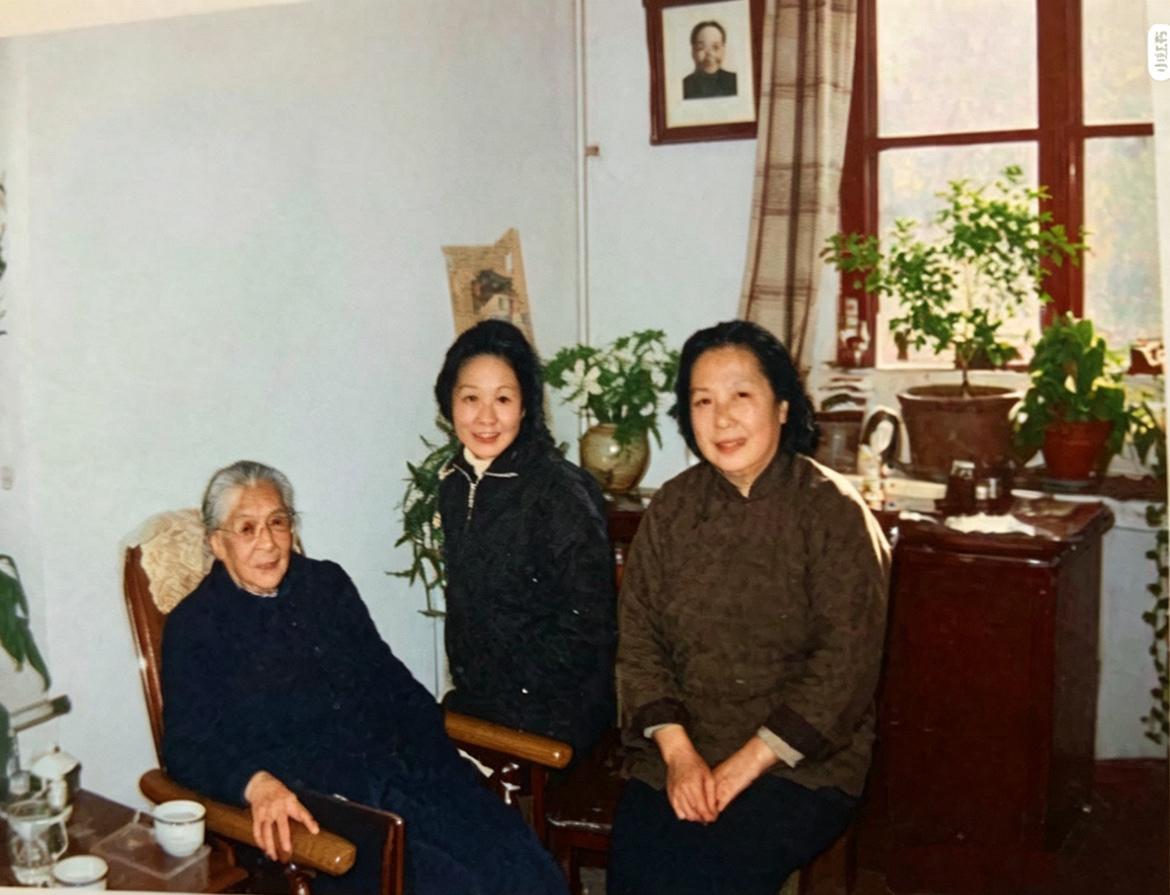 70年代，杜聿明长女杜致礼与母亲曹秀清在家中的合影，镜头中曹秀清坐在沙发上，鬓白