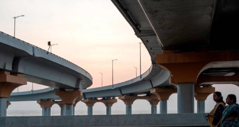 印度阿萨姆邦发生一起令国际社会震惊的集体性侵案。一名28岁女子与男友在公路旁，遭