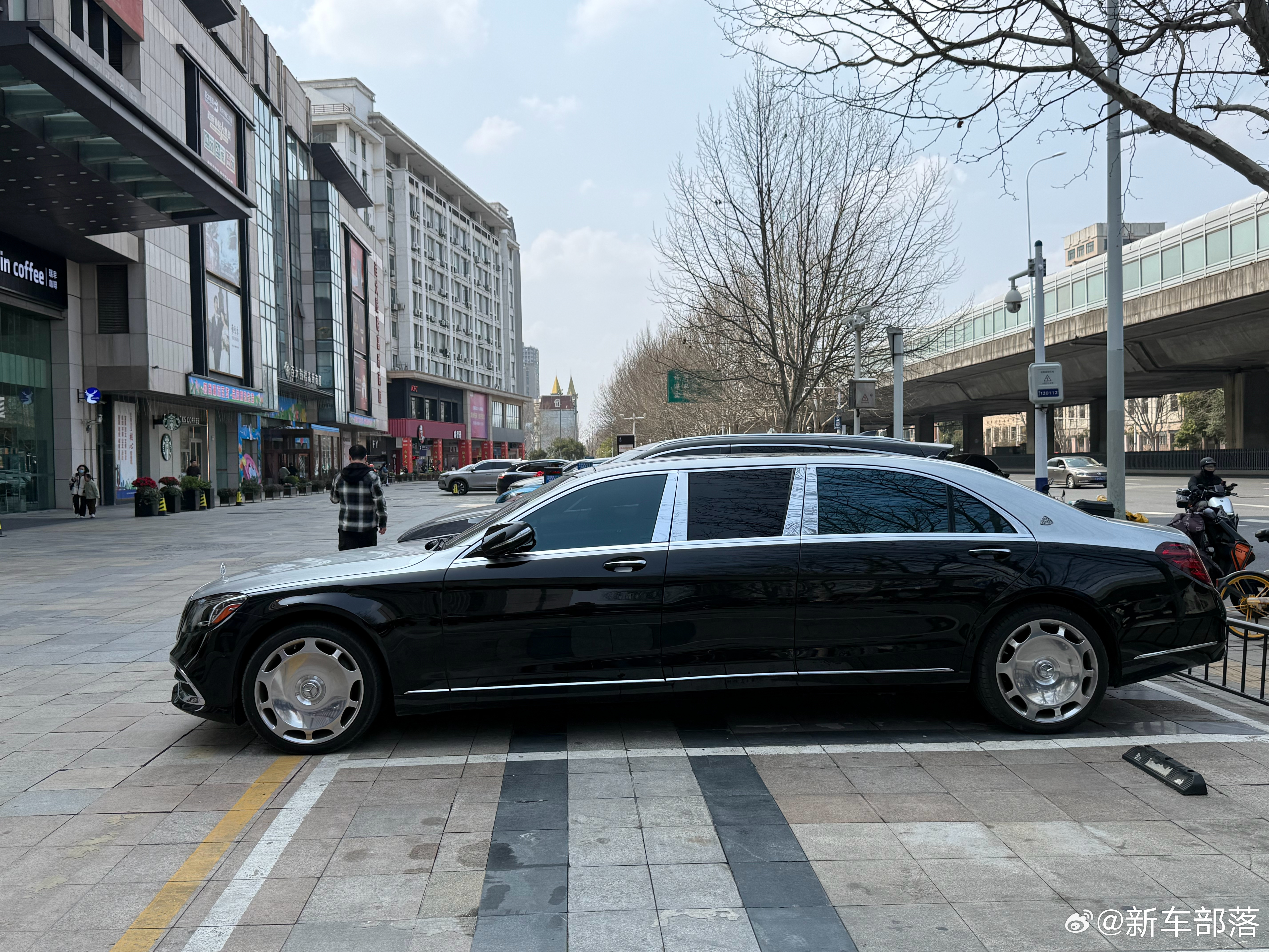 街头偶遇的大佬座驾 双色迈巴赫S680：在电动化加速的今天，这台V12旗舰依然是