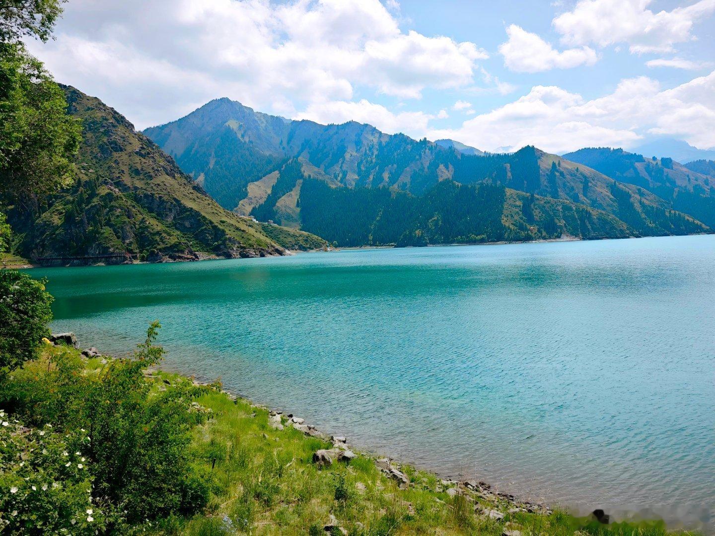 这个角度拍天山天池还挺美 