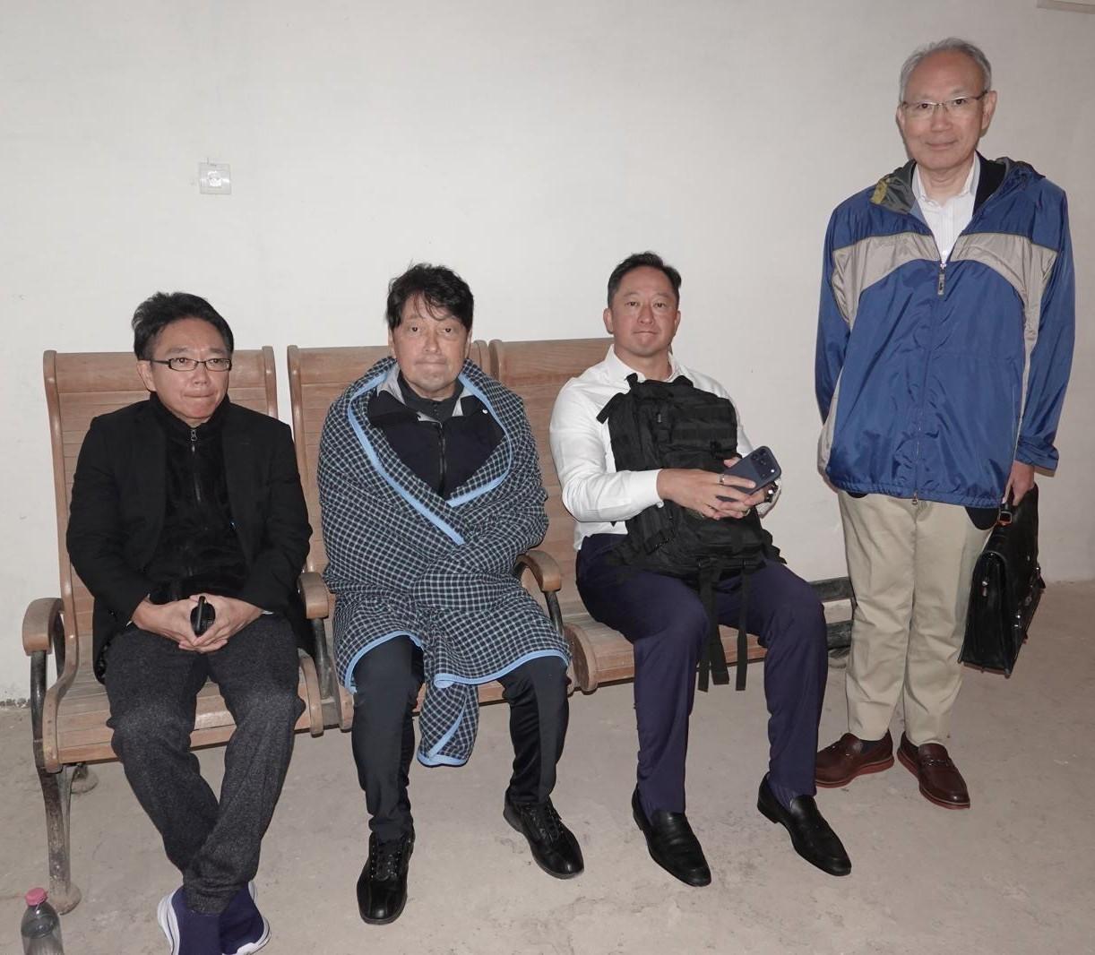 前几天日本多只右翼分子去乌克兰，其中一只叫小野寺五典。它自称，之前乘坐开往基辅的