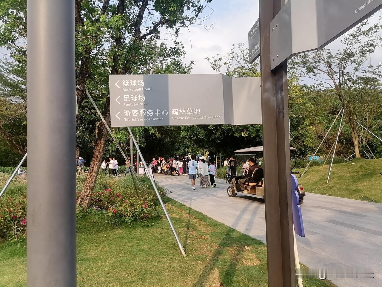 很多人要去爬山了，远处人流涌动，大家跃跃欲试！