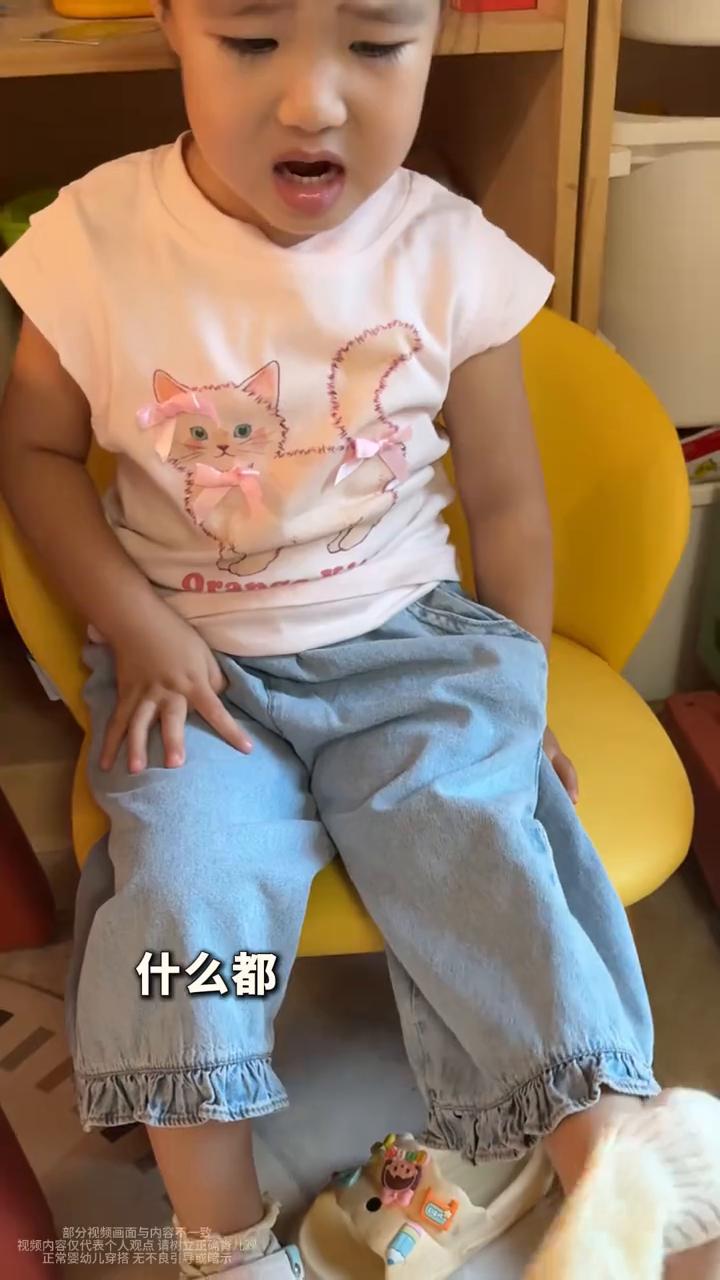 婆婆就很会治我女儿。
有一段时间优格吃饭要我们喂，穿衣服要我们帮她穿，什么都不想
