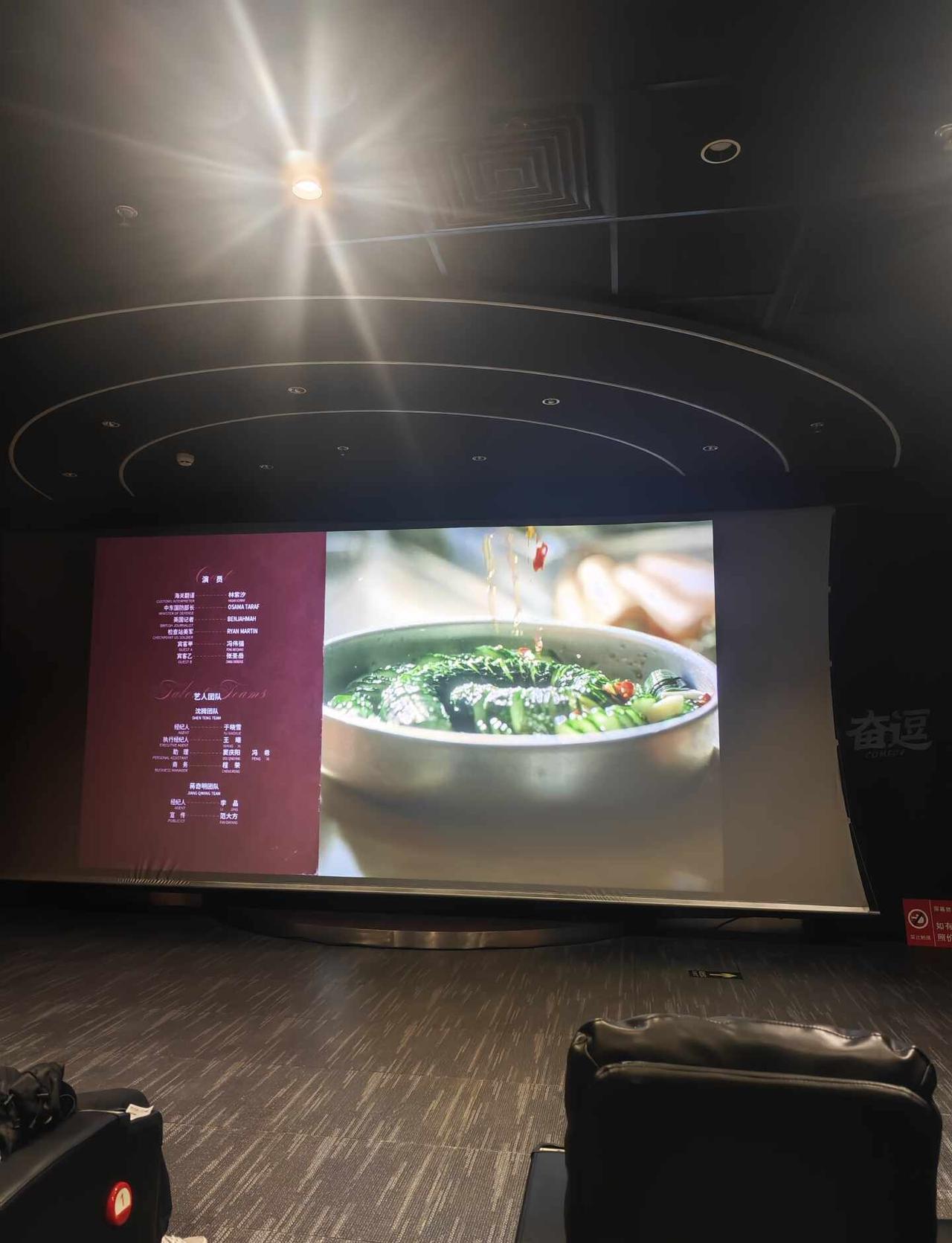 超级好看啊。已经完全想不出有什么地方可以批判了，唯一的一点大概就是时长太短了，我