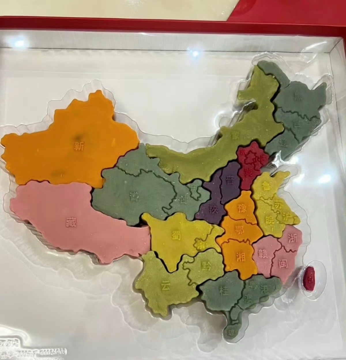 感觉现在月饼都在拼命搞新花样，好多稀奇古怪的馅料。大家平时吃月饼会挑啥馅？[笑c