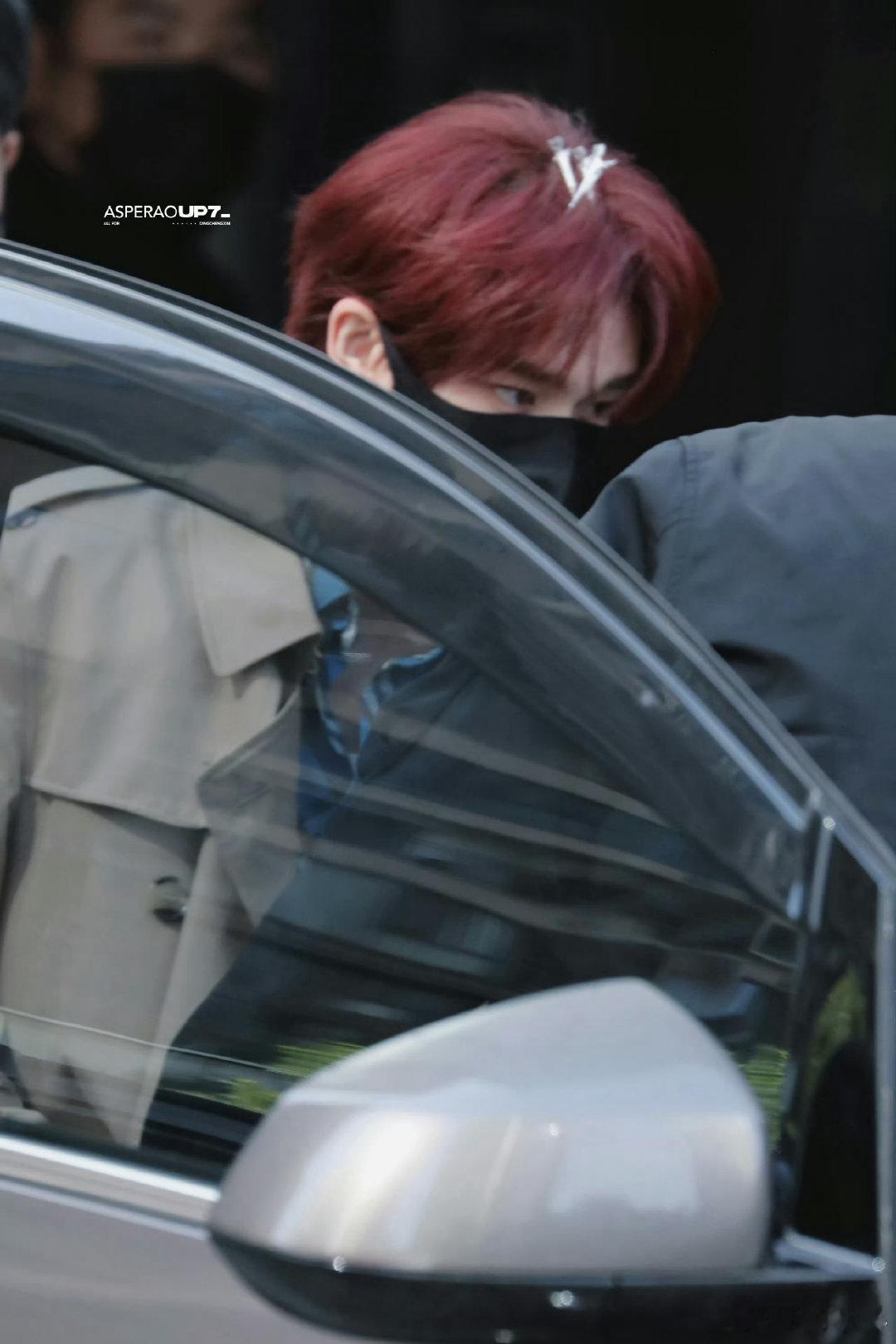  丁程鑫穿风衣的样子太有熟男魅力了，挺拔身形配上冷冽眼神，松弛又矜贵，每一步都像