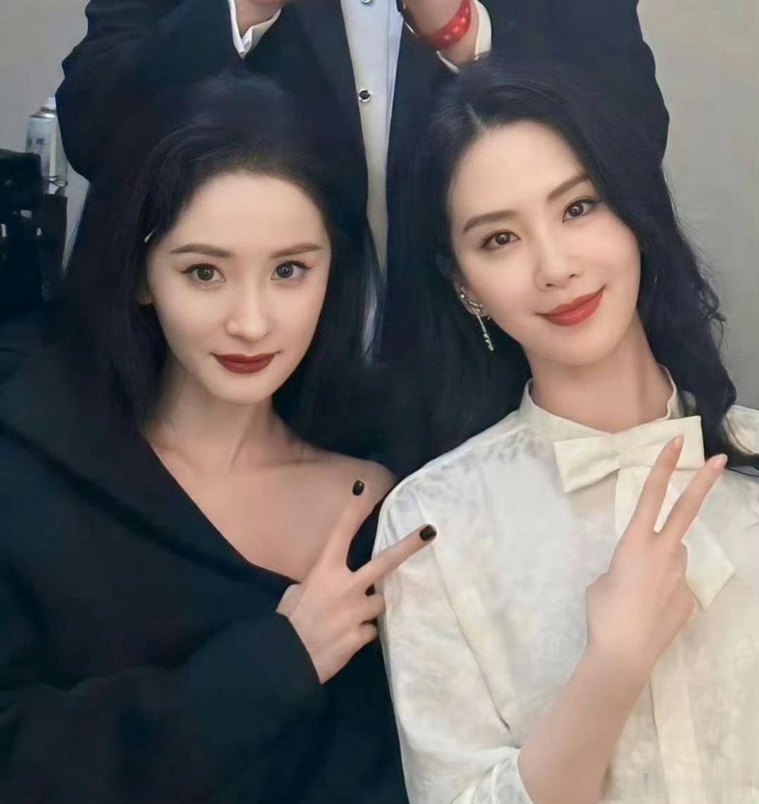 杨幂刘诗诗确认出席百花奖杨幂刘诗诗都通知要参加百花奖了，诗幂顶峰相见！刘诗诗杨幂