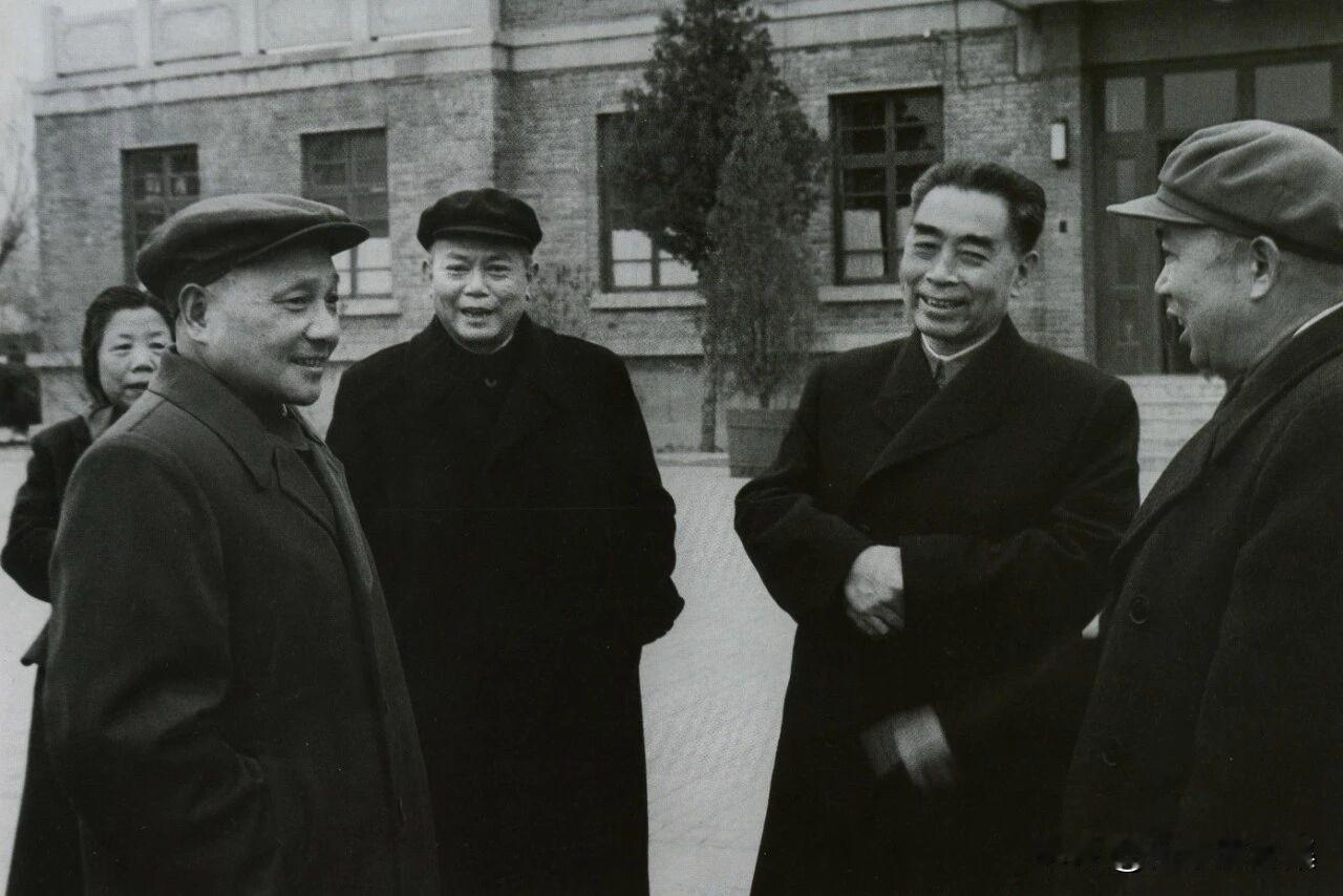 【开国功臣图片故事172】
1963年3月25日，北京西郊机场，右起：刘亚楼、周