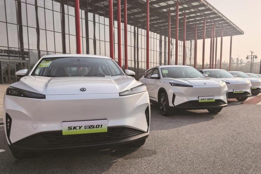 近日，东风汽车在武汉举行东风风神SKY EV01首批500辆新车交付。东风风神S