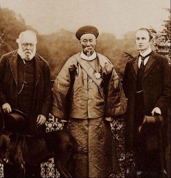 1896年，李鸿章大摇大摆地跑到美国，想要给美国人瞧一瞧他的中国风。他特意穿上了