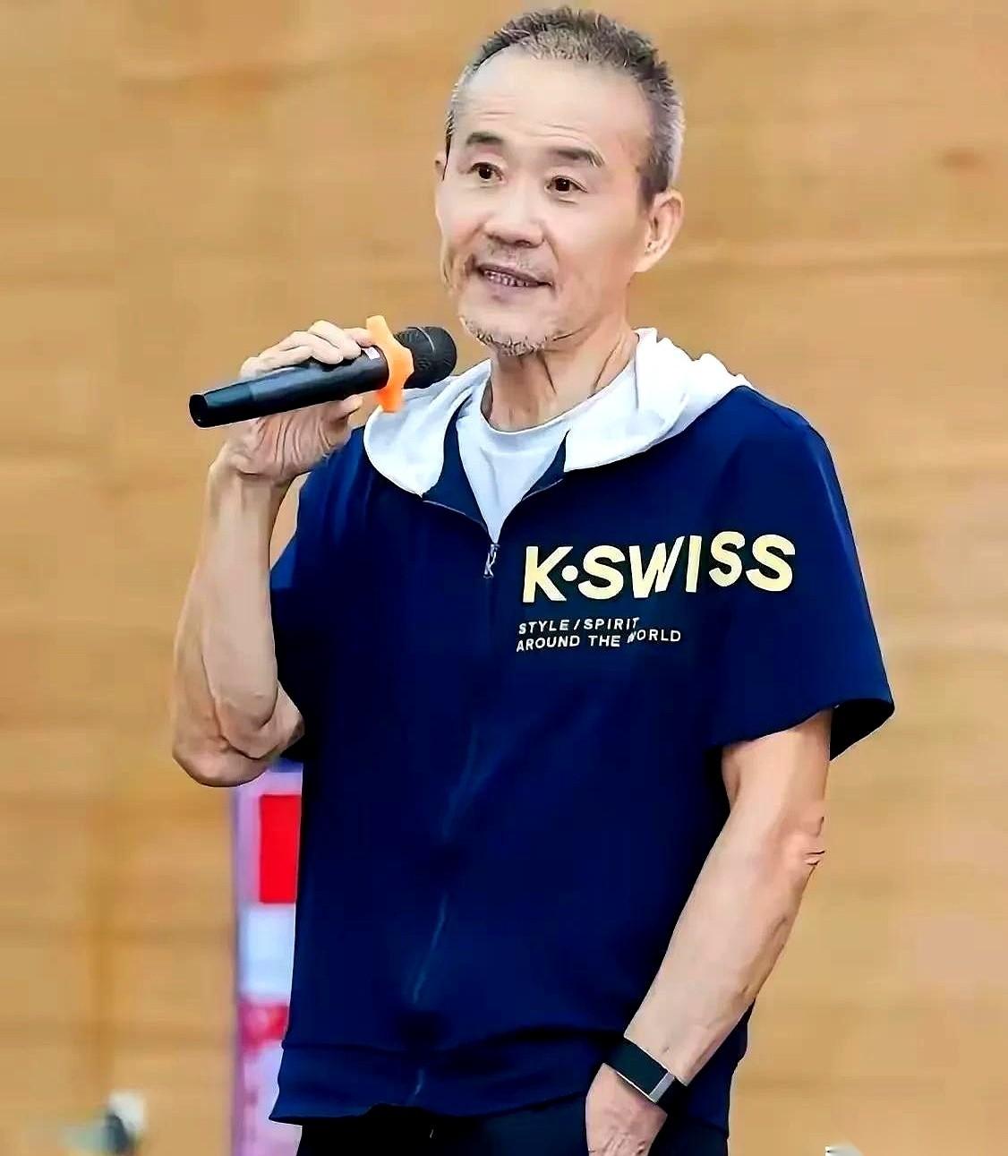 刷到那张照片时，我差点一口水喷在手机屏幕上。
70岁的千亿大佬，硬生生把自己塞进