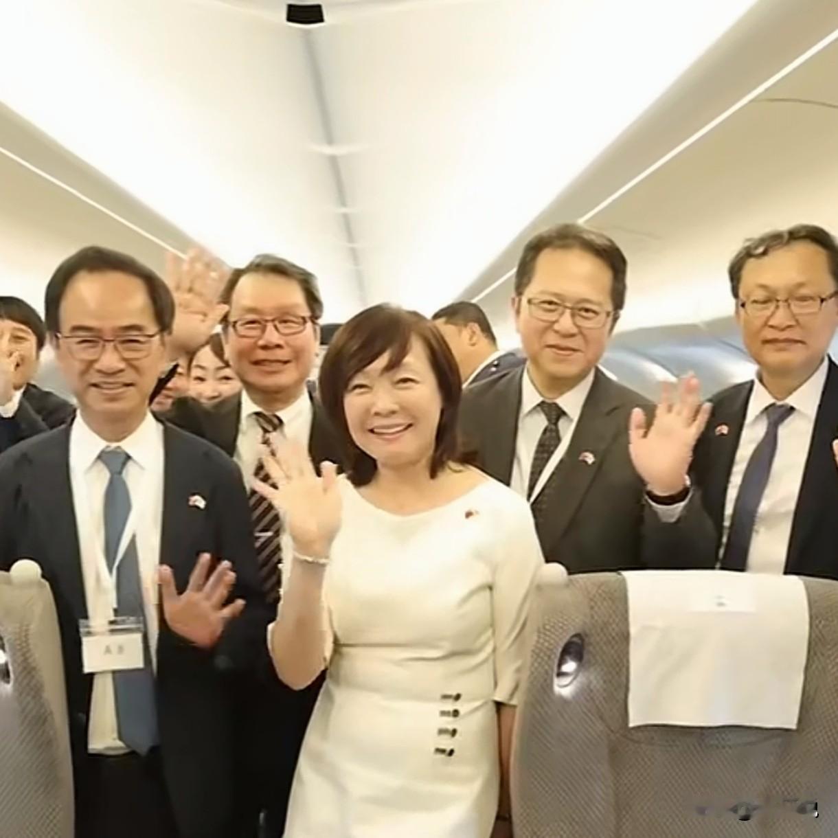 丢脸至极！一帮子败类代表不请自来，去小日子家厚着脸皮昧着良心，对着新干线一顿睁眼