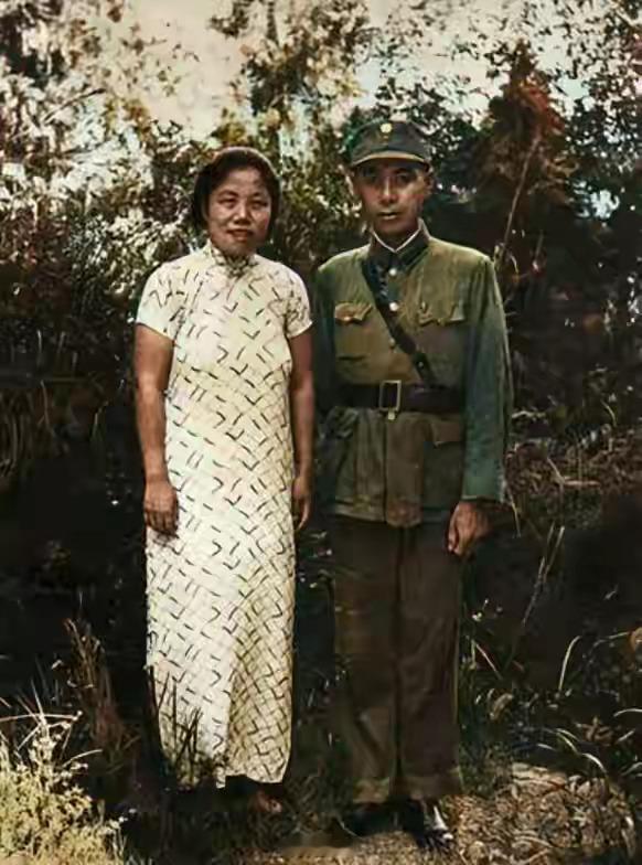 这张珍贵的老照片拍摄于1938年，记录了周总理与邓颖超在武昌珞珈山的瞬间。当时这
