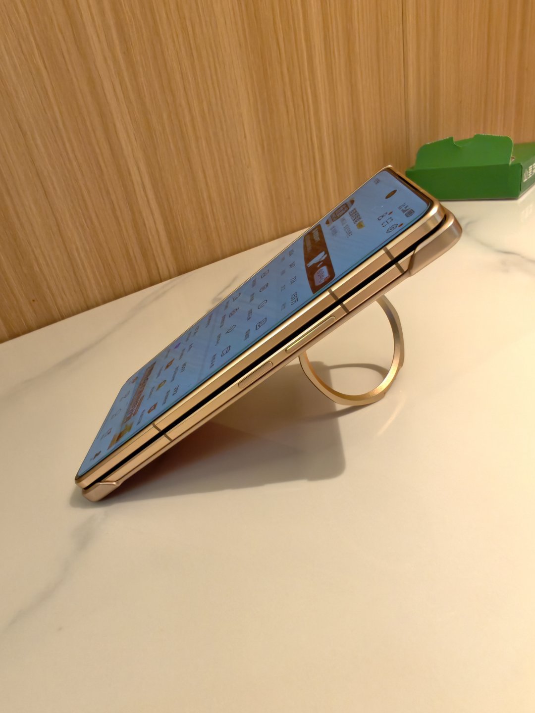 荣耀 Magic V6 这个官方保护壳的金属扣，真是神器，太好用了之前几代也有，