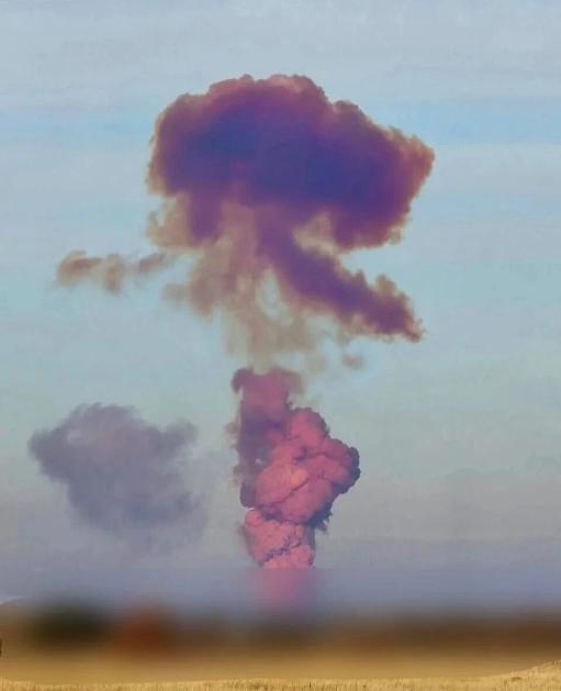 不到24小时，俄连遭2次重大打击，洲际导弹空中爆炸，载人航天发射架垮塌！
   