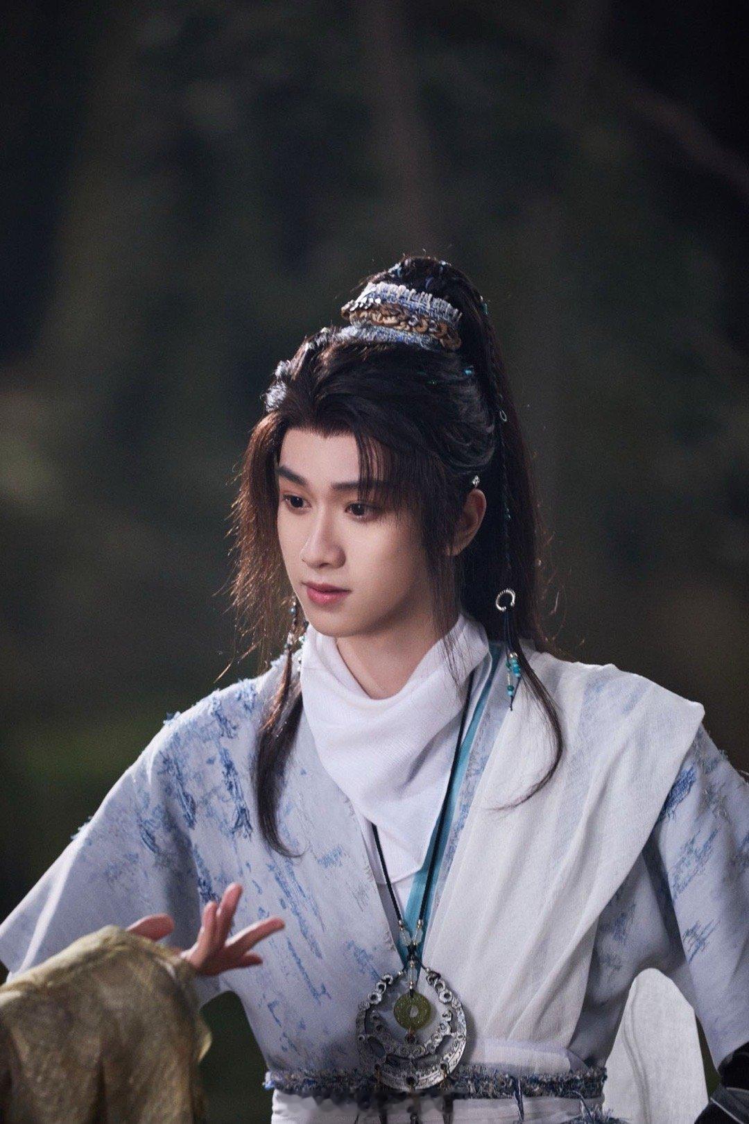 隔着屏幕都能听到敖子逸清脆的笑声！无论是歪头啃苹果的憨态还是突然开启无实物表演的