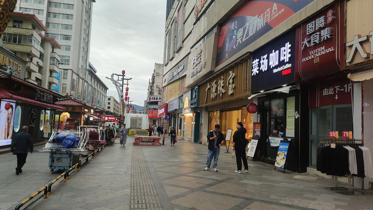 四川广元，中国唯一的女皇武则天的家乡，是一个有温度的城市，它的早市特别的接地气，