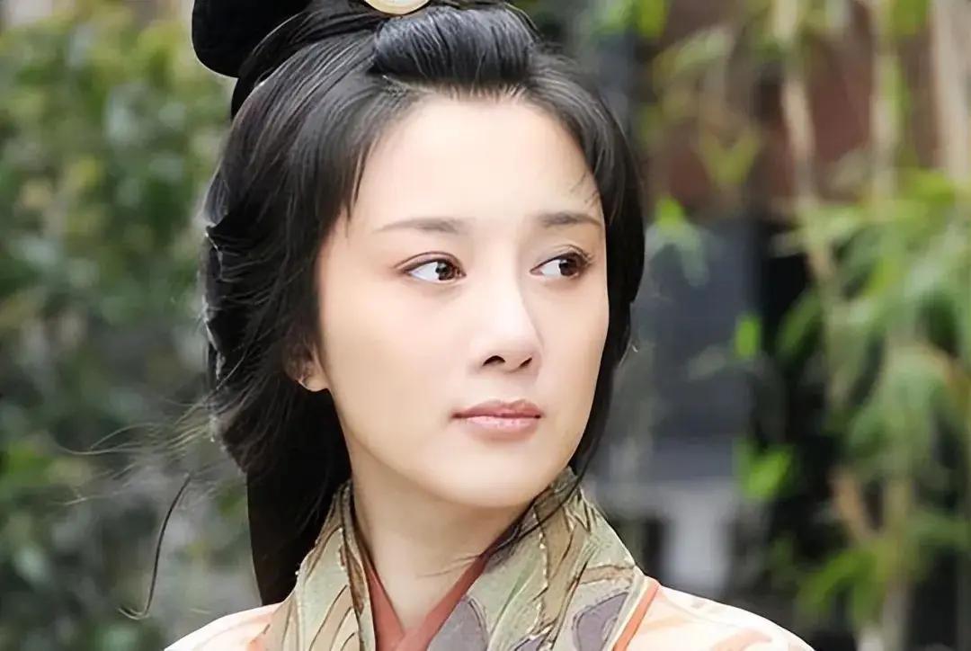 公元前202年，项羽被刘邦围困于垓下，兵少粮尽，夜闻四面楚歌，哀大势已去，面对虞