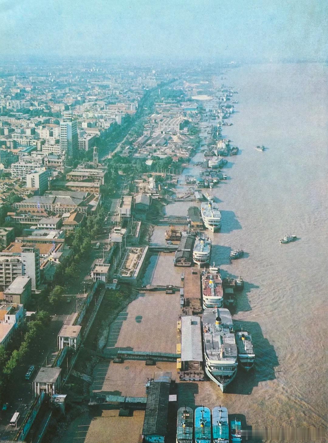 1986年，武汉港 