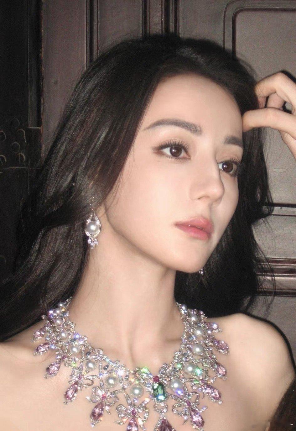 女a和女b 这两张完全代入卫蓝 迪丽热巴卫蓝 ​​​