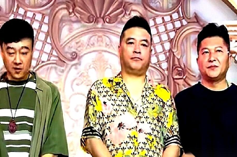 谢广坤戴着假发套，从剧组连夜跑回来，就为了跟魏三抱那一下。
我当时刷到视频，心里