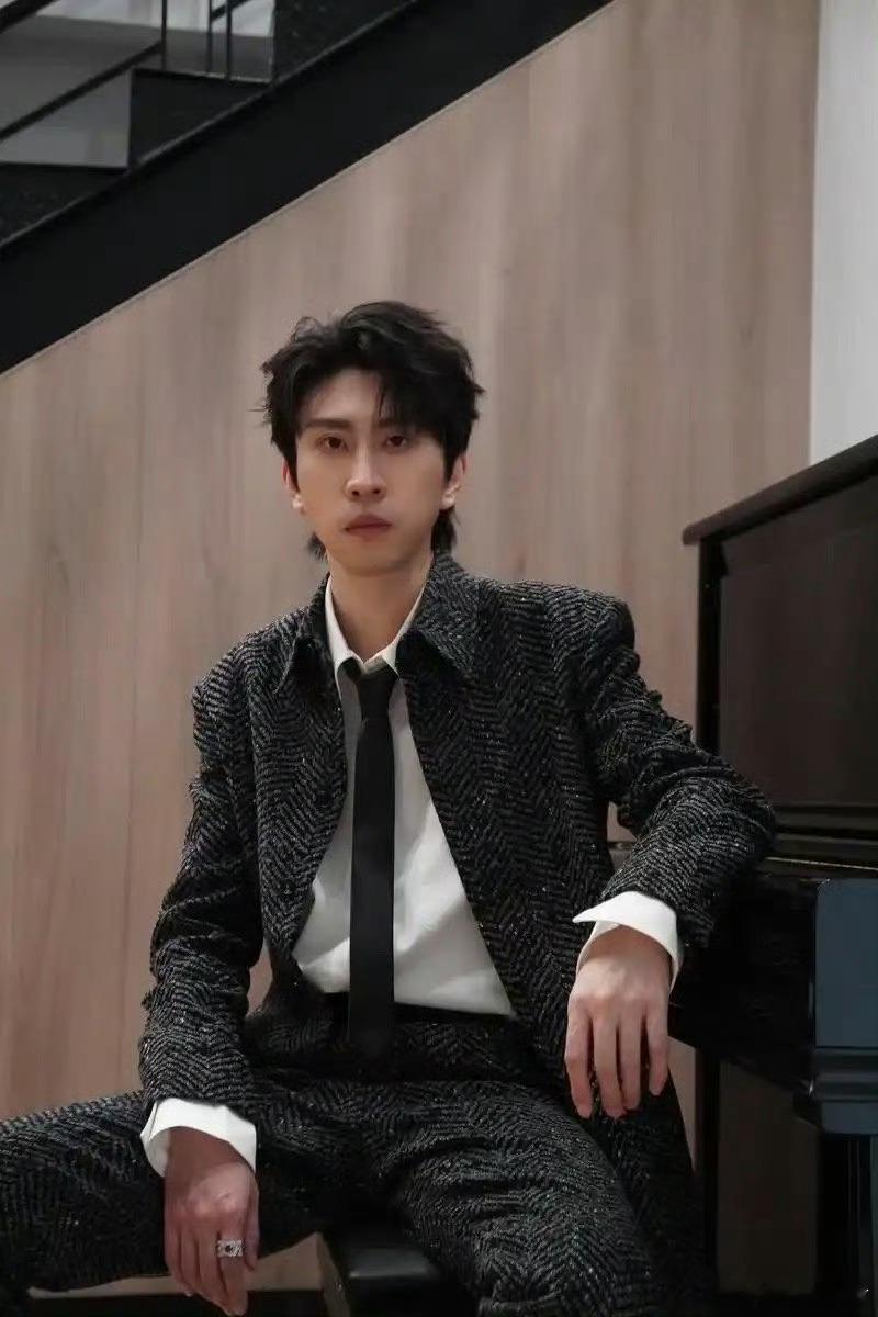 蒋易许馨文恋情 怎么一直在热搜上，根本无人在意好嘛