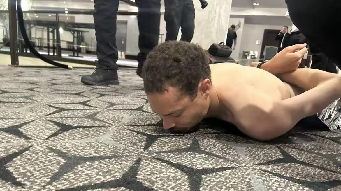 白宫晚宴突发枪响，特朗普当场撤离。

加州男揣散弹枪硬闯天罗地网，这哪是暗杀，分