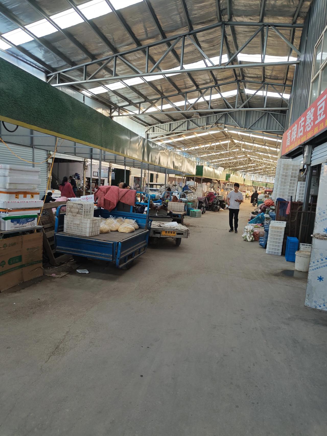 坐办公室就一定比卖菜更幸福吗？
早上去油漆厂路农贸市场转了一圈，买了鲜嫩的芹菜和