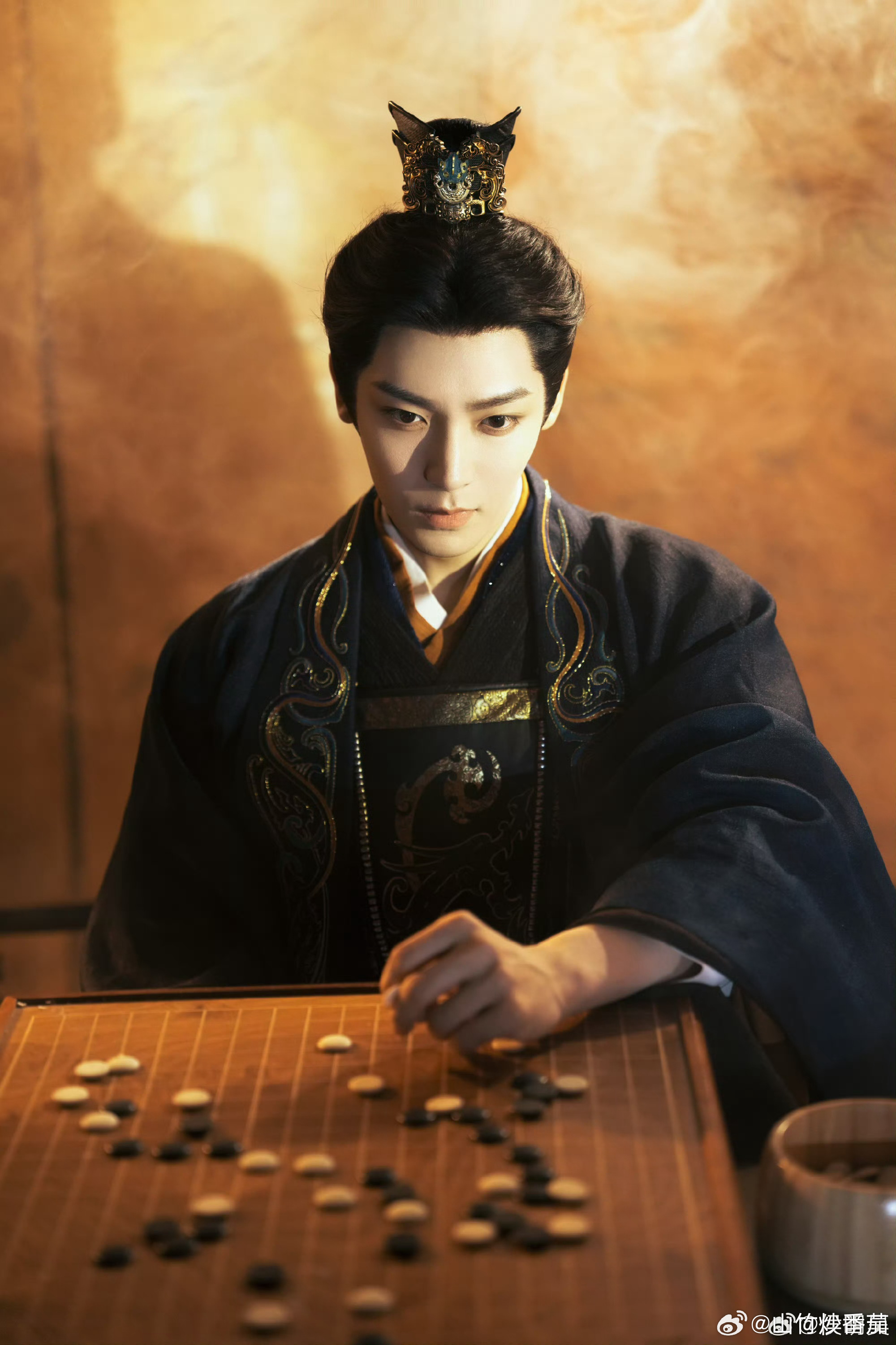 侯明昊回应生理性演技从 《护心》天曜被叛的颤泪，到《大梦归离》赵远舟眼神里那层孤
