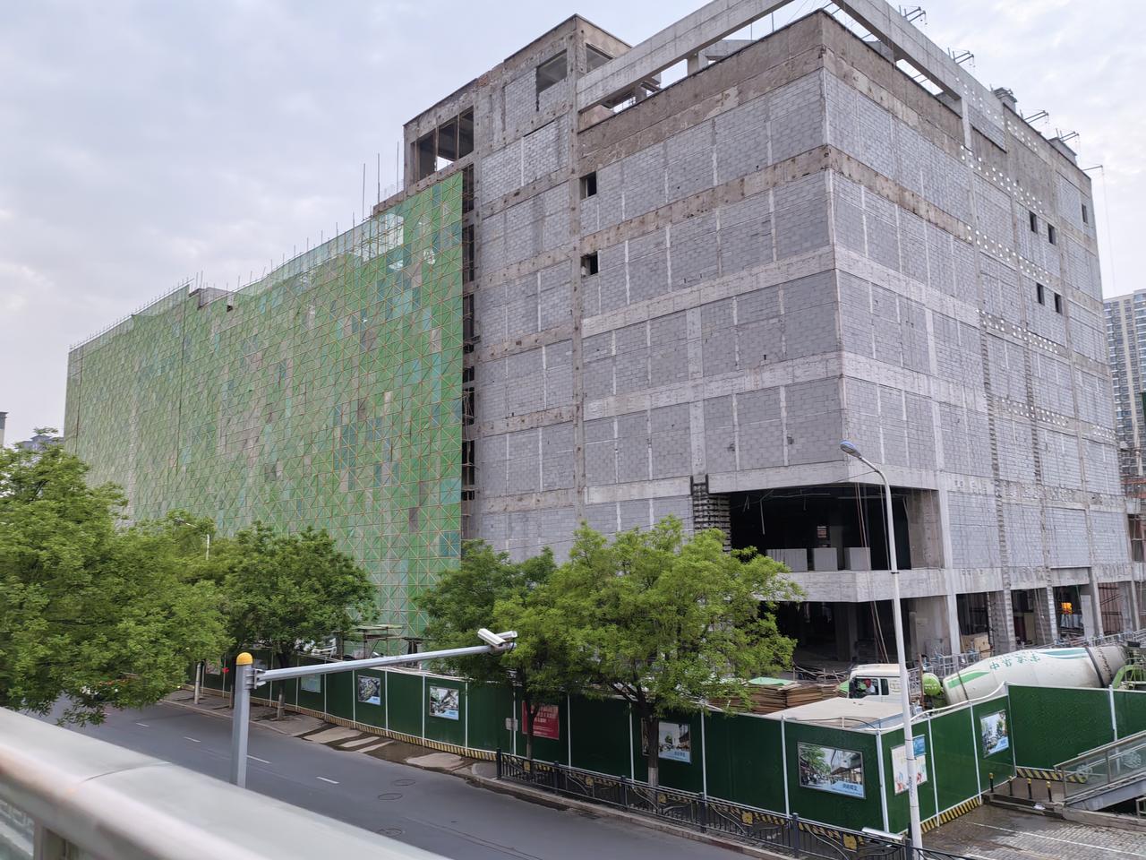 今天从南昌路丹尼斯路过，记得去年从这里过时说牡丹花会见，本想已经改造完了，今天看