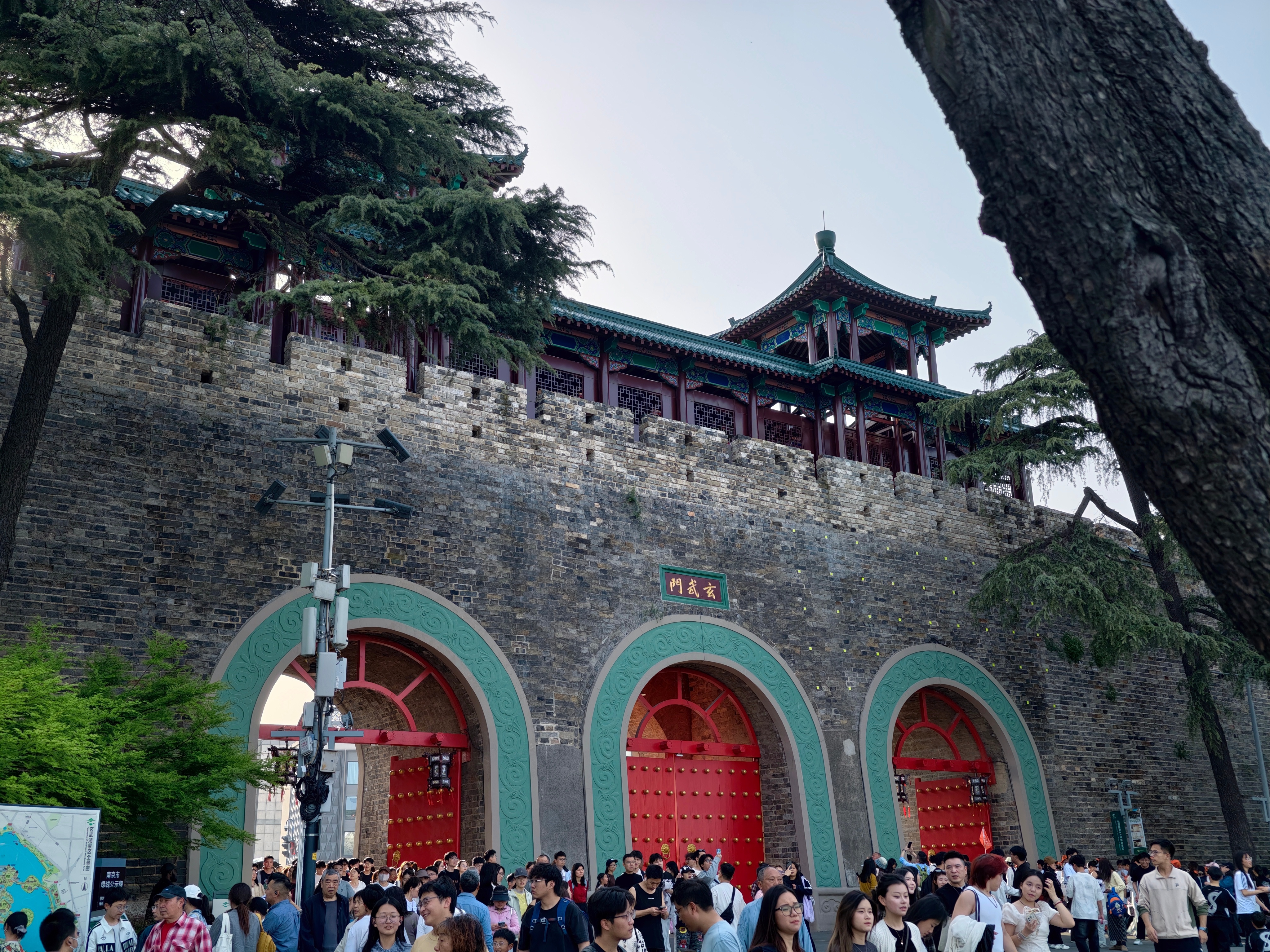 上午红山动物园，下午玄武湖。人山人海挡不住不服输的游客 