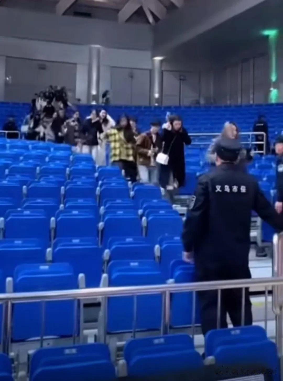 据媒体人导演我躺哪_basketball称，浙江稠州女篮主场比赛不需要门票就可以