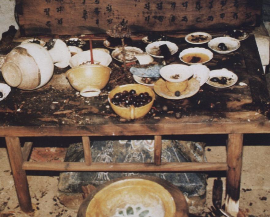 这是一桌来自 1000 年前的酒席，直到今天依旧像刚摆上去一样，然而当考古人员一