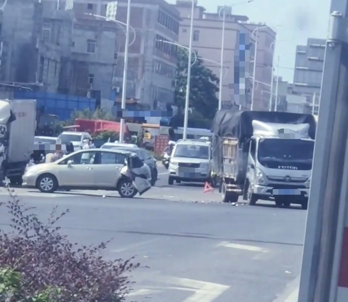 【玉林平志路口货车追尾撞小车】近日，网友爆料称：玉林市平志路口一辆货车追尾撞上前