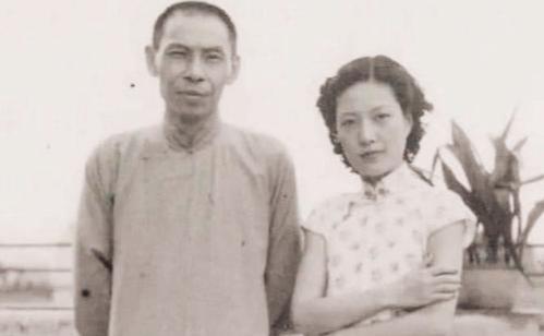 杜月笙13岁的时候，喜欢镇上一个非常美丽的女子，她是他青春萌动的女神，一天女子突