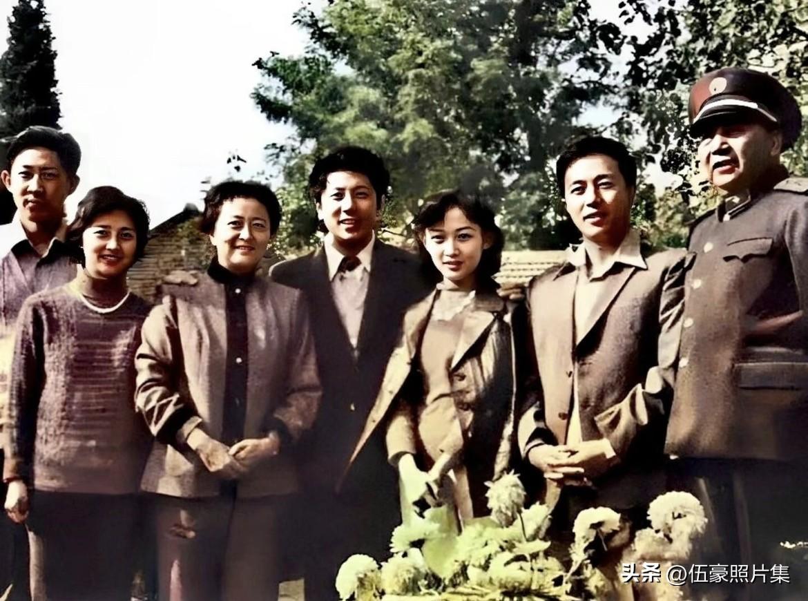 上世纪八十年代，秦基伟上将的全家福，右起：秦基伟将军、小儿子秦天、大儿媳龚卓与大
