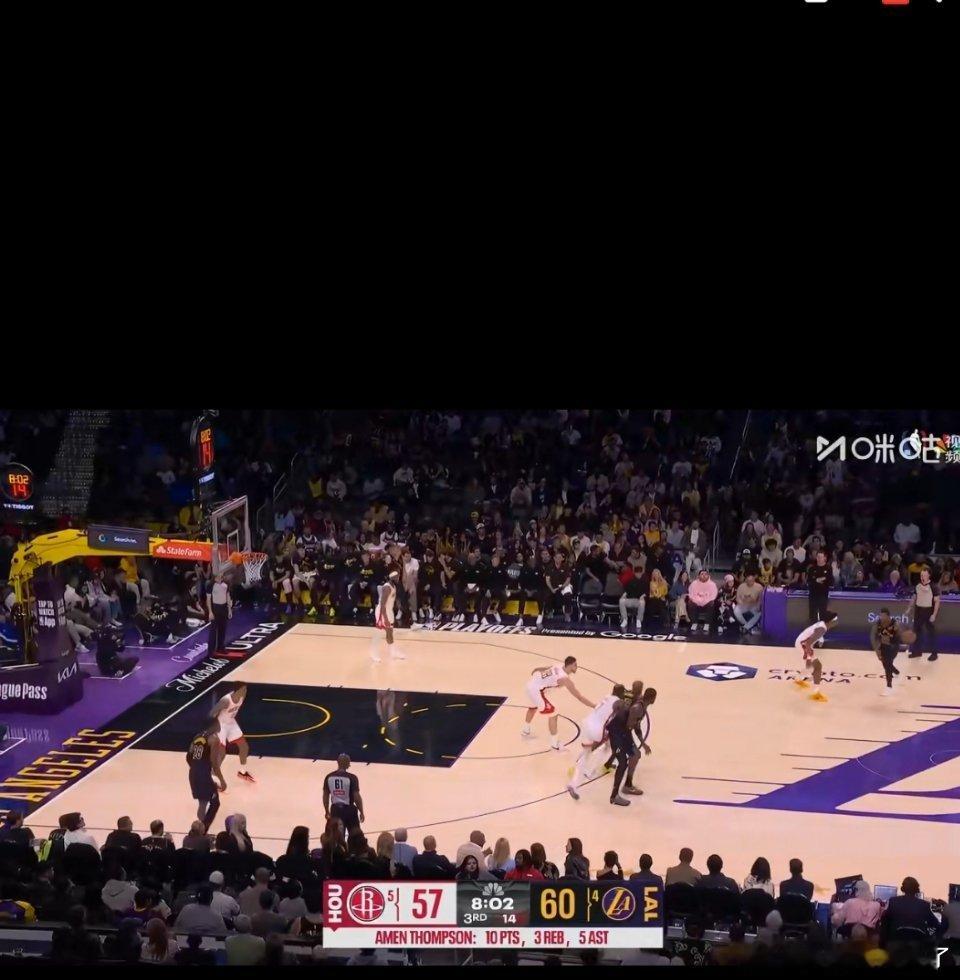 詹姆斯说斯玛特意义重大老詹直言：斯玛特对这支湖人，意义远超数据本身。拼抢、防守、