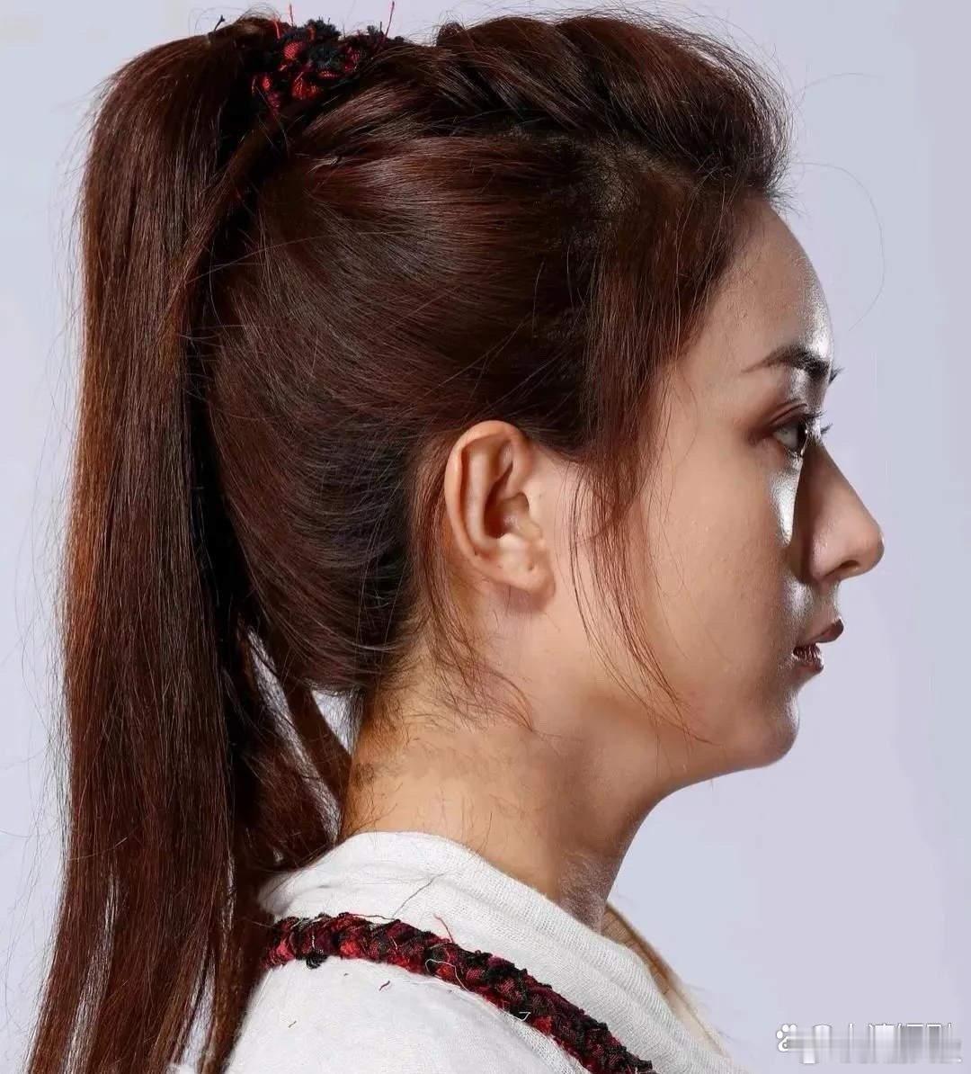 赵丽颖的侧颜越来越精致。之前就很普通一般，现在她的侧脸肉眼可见的有了线条感，棱角