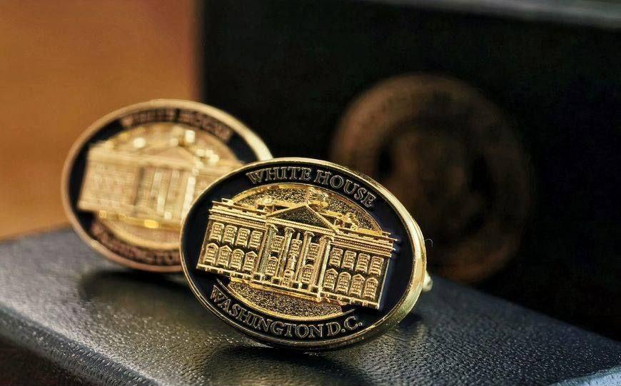 乌克兰反贼新闻：
特朗普（Трамп）向卢卡申科（Лукашенко）赠送印有白