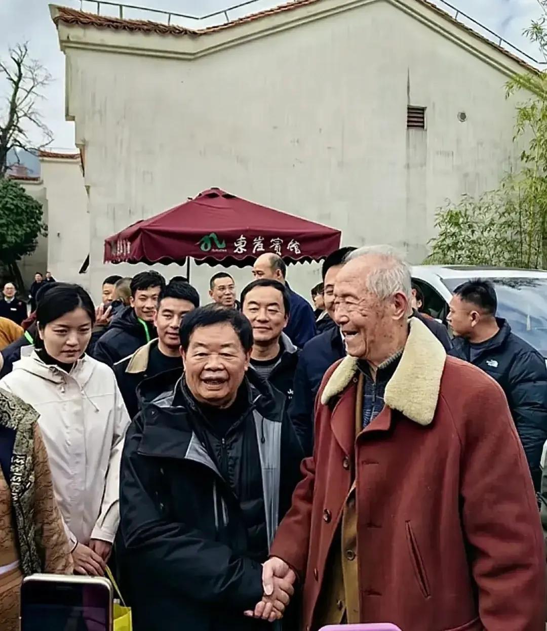 曹德旺不愧是曹德旺！近日他去九华山礼佛，随从人员跟了一大堆，不仅住持现身亲自迎接