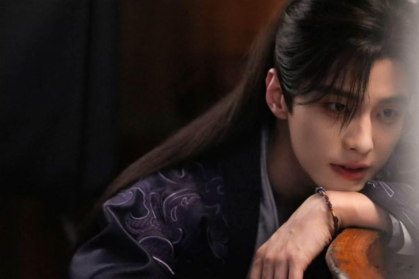 何与追妻未必有Emily冷静《百花杀》里何与演的萧华雍对着沈汐和一顿猛夸，句句都