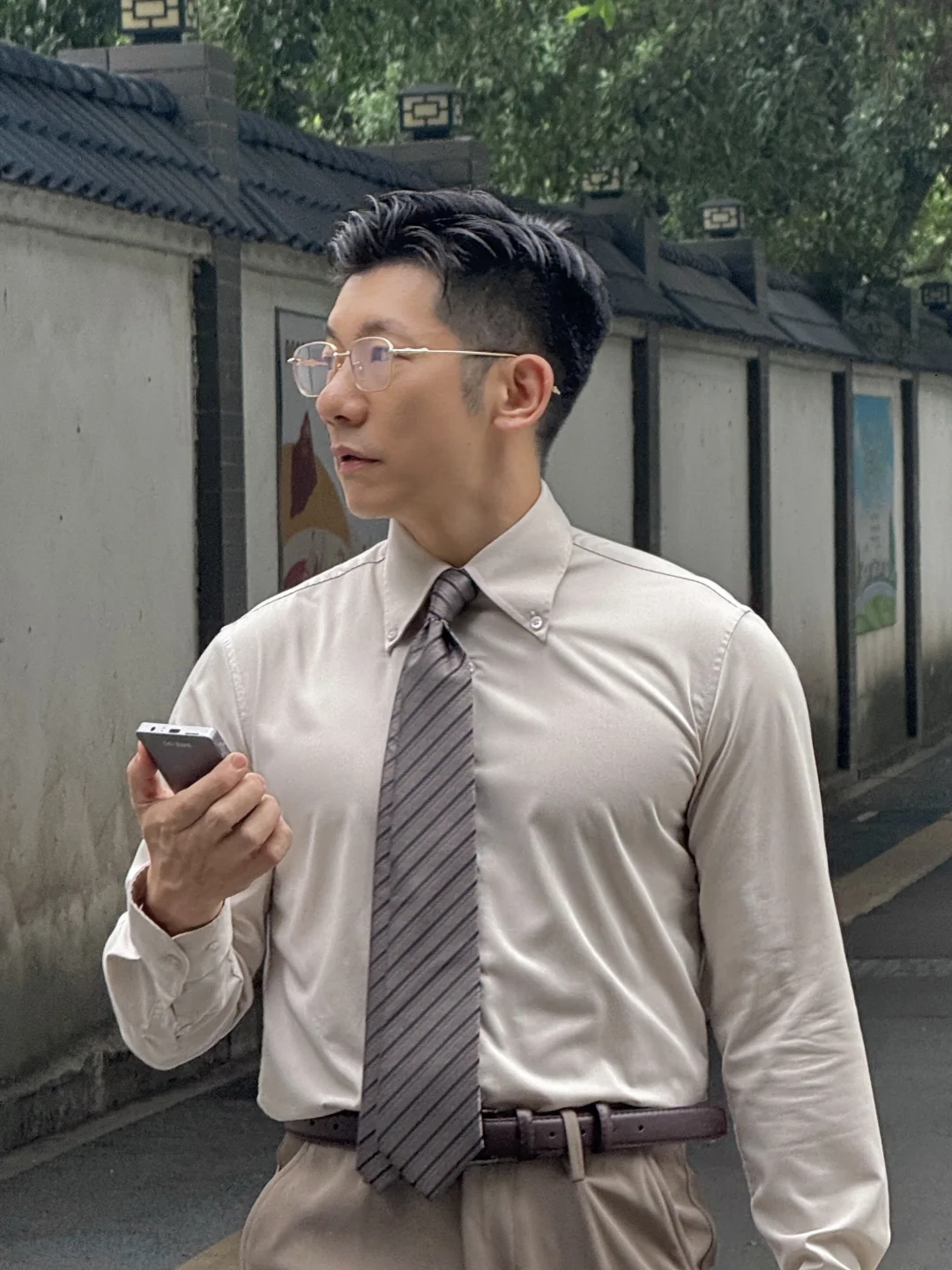 告别白衬衫，这套「暖玉色」穿搭高级感拉满