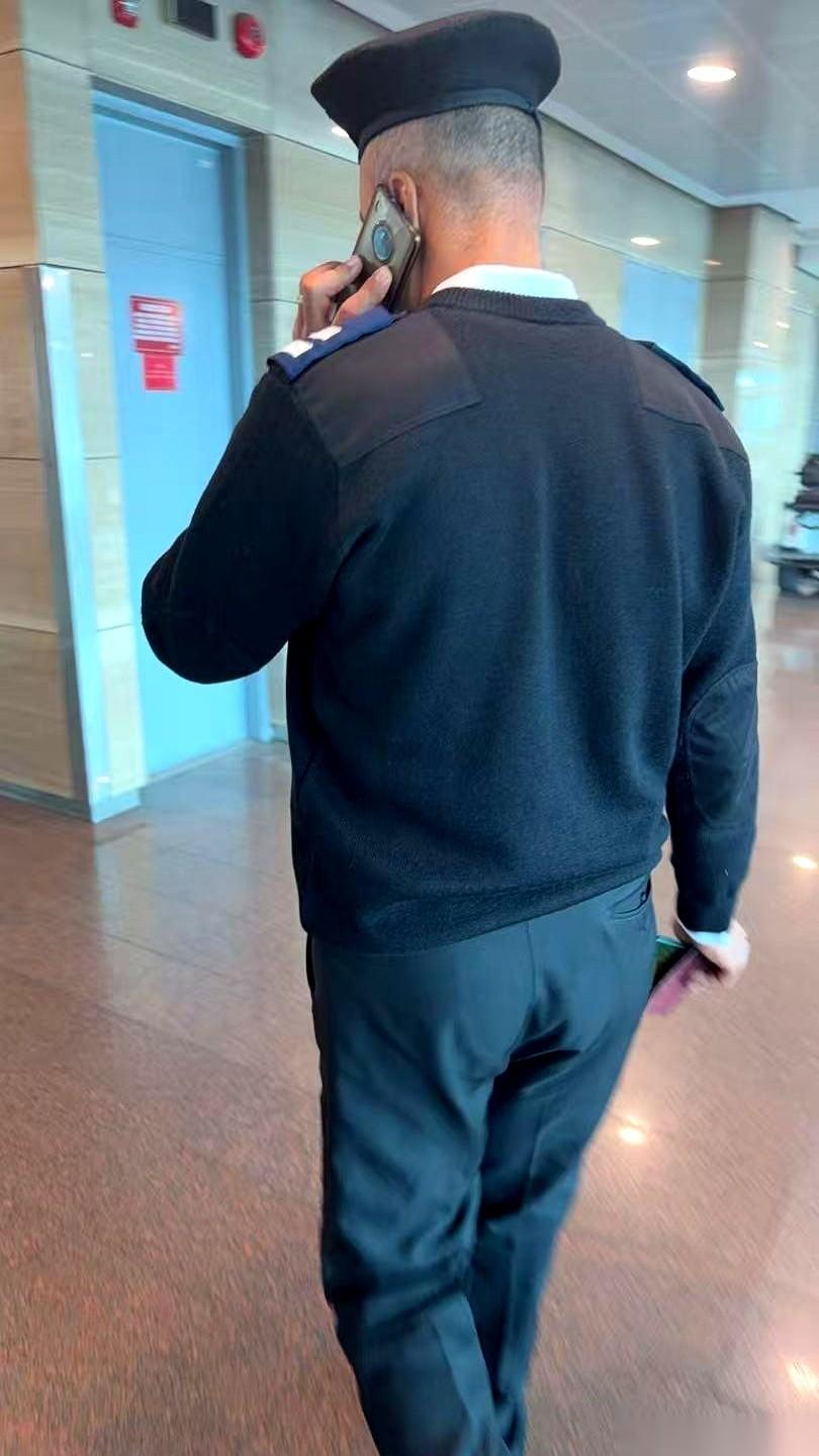 开罗机场，电梯门“嘶”地一声合上。
那个机场警察没按楼层，一根手指就那么悬在按钮
