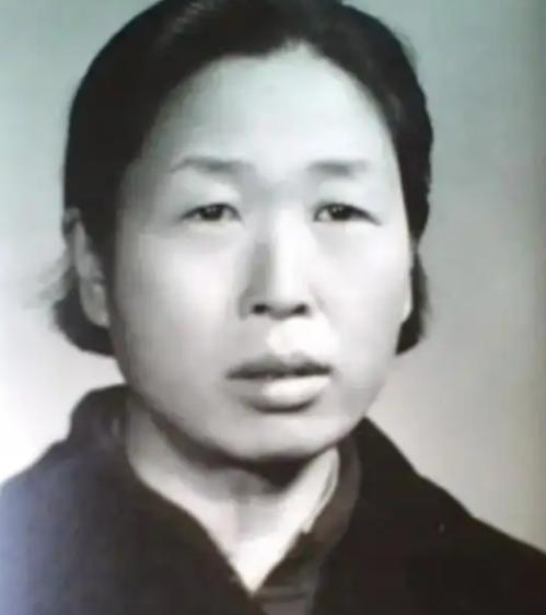 1977年，原中组部副部长高淑兰，阻碍平反工作，被中央免去职务，调回北京二七机车