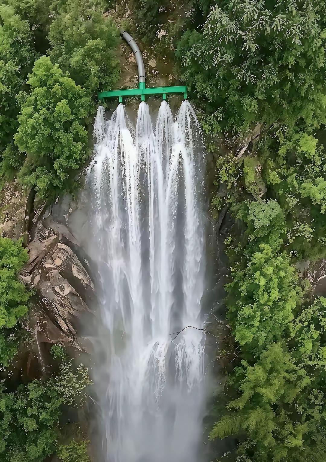 截至目前去过的所有山间流水的景区，我都发现过埋着大水管子。
