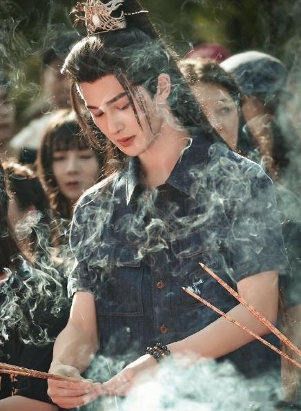 #朱正廷新剧少年将军##朱正廷新剧开机银冠高马尾造型# 朱正廷以少年将军之姿亮相