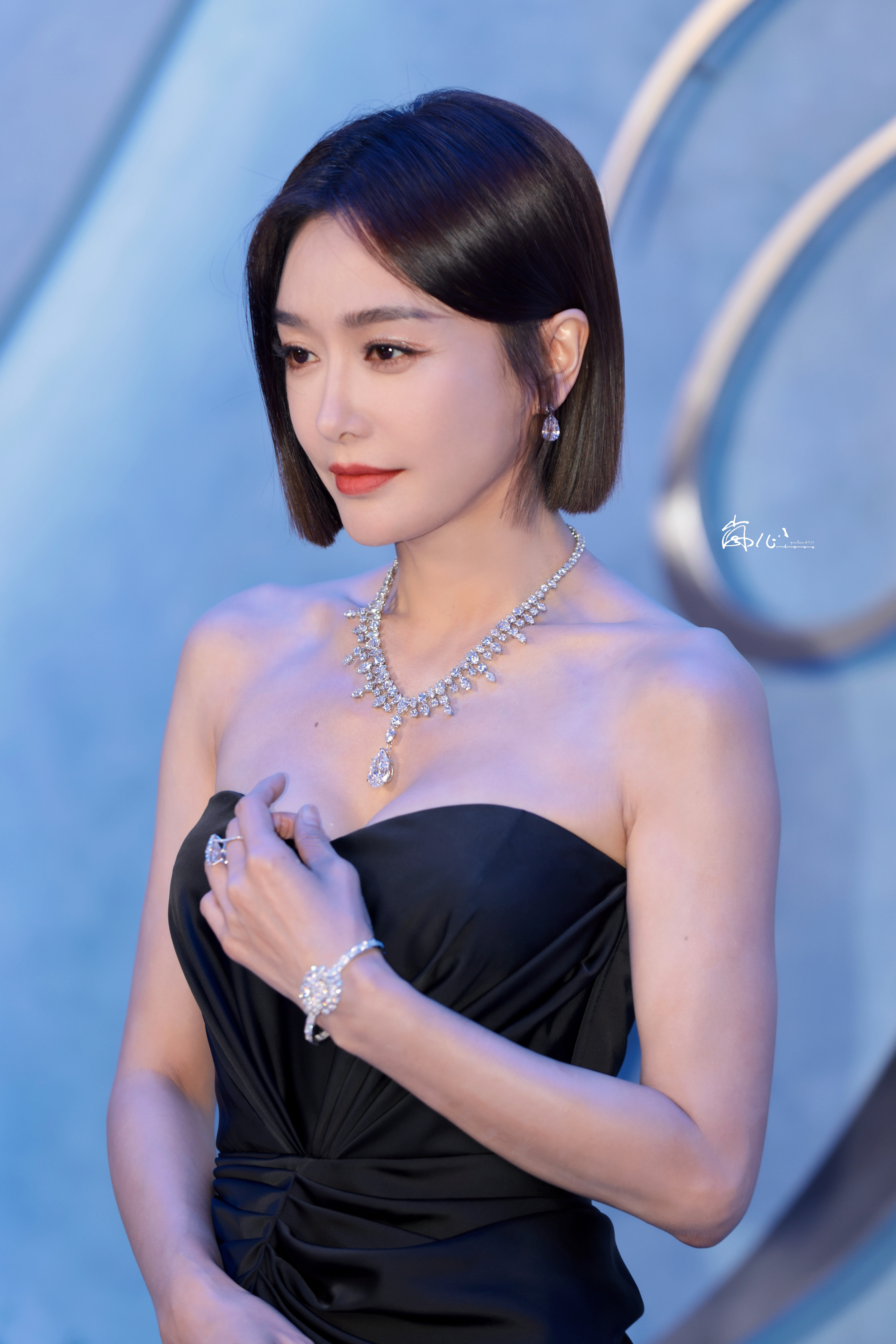 秦岚  黑色晚礼服，不仅是时尚的象征，更是她内心优雅的体现。黑色显瘦，线条流畅，