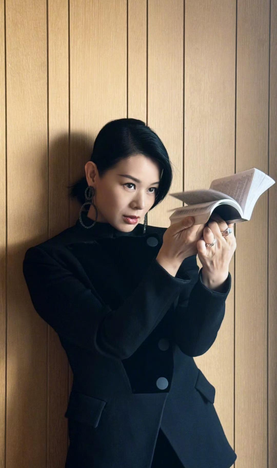 胡杏儿演高管了，不戴光环，不哭不闹，就穿着高跟鞋在会议室里沉默签字。
她不是港剧